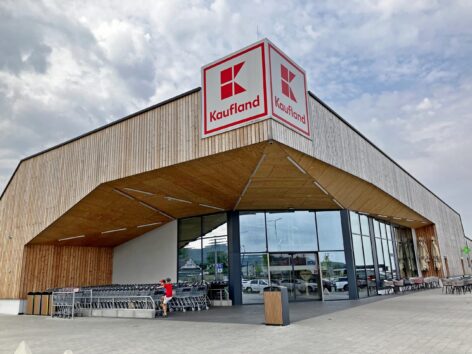 Fából épült mintabolttal kísérletezik a Kaufland Szlovákiában