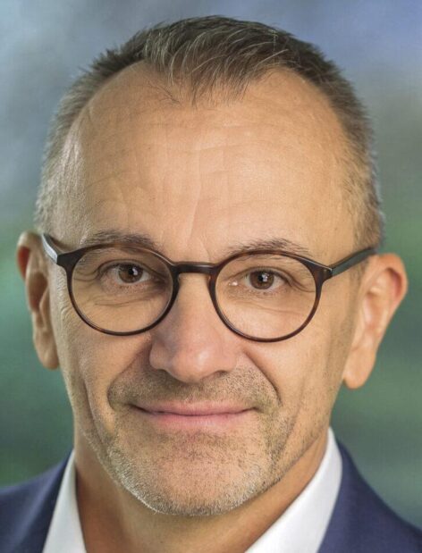 Low-budget flight in turbulence