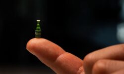 A világ legkisebb sörösüvege a Carlsbergtől – A nap videója