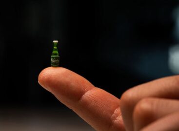 A világ legkisebb sörösüvege a Carlsbergtől – A nap videója