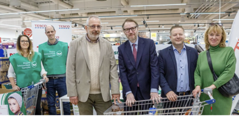 Egy vasúti mozdony tömegének megfelelő élelmiszer-adomány a Tesco vásárlóitól az ország történetének legsikeresebb gyűjtésében