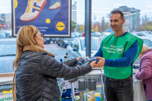 Lidl customers helped with 158 tons of food at the Food Bank’s Christmas sale