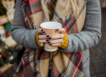 Megnyílt a Vörösmarty téri karácsonyi vásár – prémium árak, stabil kínálat, tematikus hétvégék