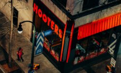 Visszatér a Hooters: újra a legendás pincérnők adják a márka lényegét
