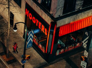 Visszatér a Hooters: újra a legendás pincérnők adják a márka lényegét