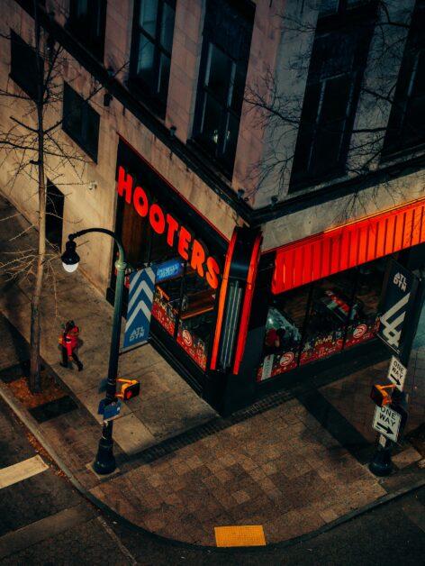 Hooters is back: the legendary waitresses are once again the essence of the brand