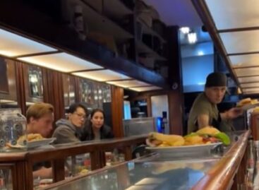 (HU) Szedvicsfutószalag-bárpult – A nap videója