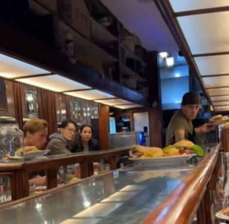 (HU) Szedvicsfutószalag-bárpult – A nap videója