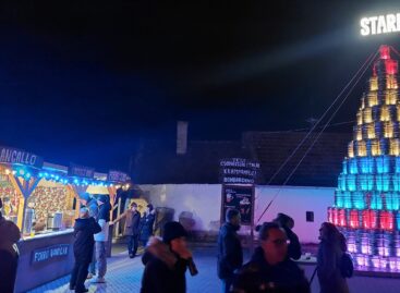 A special Christmas attraction in the Balaton Uplands: a barrel tree stood at the Stari brewery