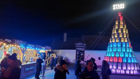 Különleges karácsonyi attrakció a Balaton-felvidéken: hordófa állt a Stari sörfőzdénél
