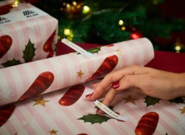 Aldi launches ‘lickable’ wrapping paper