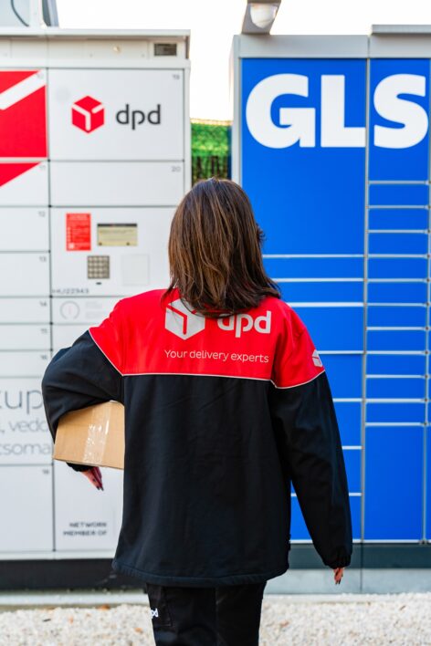 A magyar e-kereskedelem nagy nyertesei a vásárlók: stratégiai partnerséget kötött a GLS és a DPD a még rugalmasabb csomagátvételért