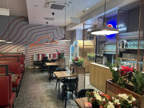 New Pizza Hut: the robot waiter, Bella, and the self-service ice cream counter are coming