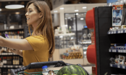 Ünnepi vásárlási roham: Másodpercek alatt frissülnek az árak a hazai üzletekben