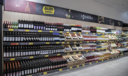 Bread and wine for 399 forints, mulled wine for 450 forints: ALDI opens its own downtown Christmas market