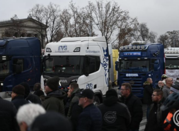 Fuvarozók tüntettek a tervezett útdíjemelés ellen Budapesten és környékén