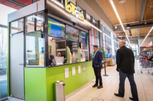 Lottózó-szigetekkel erősít a Szerencsejáték Zrt.