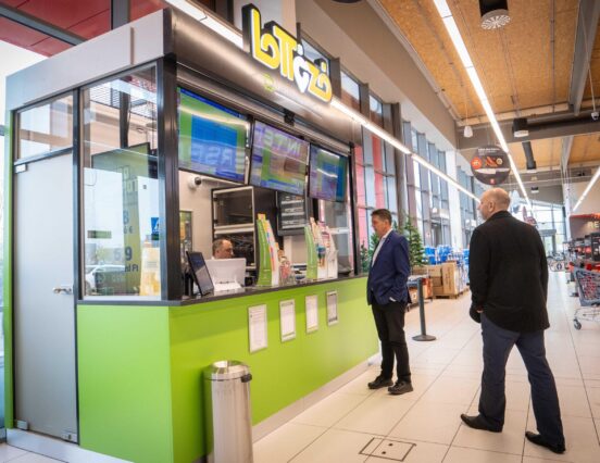 Lottózó-szigetekkel erősít a Szerencsejáték Zrt.