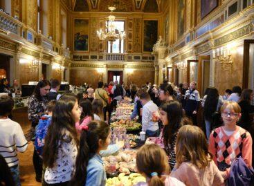 800 hátrányos helyzetű gyermek vett részt az MBH Bank jubileumi Karácsonyi Gyermekgáláján az Operaházban