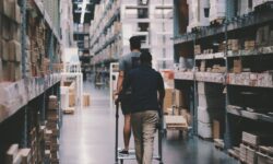 Visszatér a tömeg a boltokba: az árrésstop és az ünnepi készülődés együtt pörgeti a forgalmat