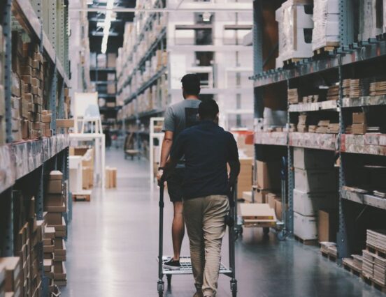 Visszatér a tömeg a boltokba: az árrésstop és az ünnepi készülődés együtt pörgeti a forgalmat