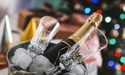The kings of the New Year’s Eve list: hot dogs and champagne in abundance