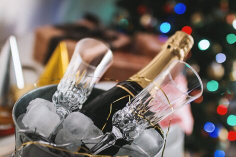 The kings of the New Year’s Eve list: hot dogs and champagne in abundance
