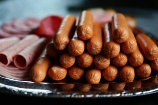 Sausage prices before New Year’s Eve: cheap entry, expensive premium – how big is the gap on the shelves?