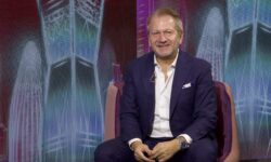 Szkafandert jósoltak, de maradt a szoknya és a nadrág