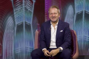 Szkafandert jósoltak, de maradt a szoknya és a nadrág