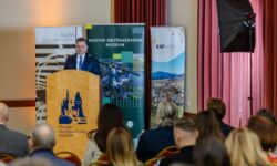 Támogatásokkal és intézkedésekkel segíti az agrártárca a szőlő- és borágazatot