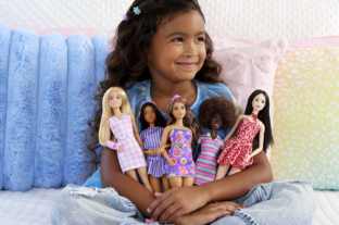 Autista Barbie babával köszönti a 2026-os évet a Mattel