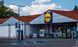 Lakat a zacskón: felkapott lett egy magyar boltfotó, miközben több piacon már kivezetik a műanyag szatyrokat