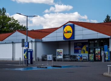 Lock on the bag: a Hungarian shop photo goes viral, while plastic bags are already being phased out in several markets