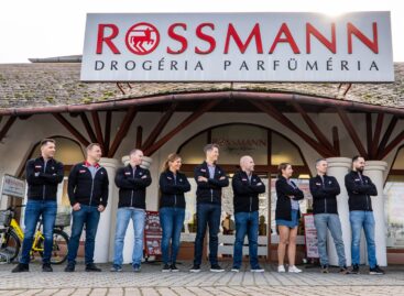 Árufeltöltőnek és kasszásnak álltak a Rossmann vezetői – a fonyódi üzlet csapata Velencébe utazott jutalomként