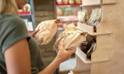 GlobalData: világszerte erősödnek a papíralapú élelmiszer‑csomagolások