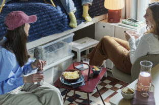 Ég veled, konyhaasztal: a magyarok kétszer akkora eséllyel vacsoráznak az ágyban, mint a világ többi része