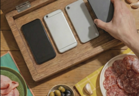 KOMETA campaign: Put down your phone and experience Buona vita!