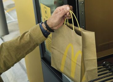 Hello, who ordered the hamburger?