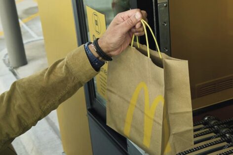 Hello, who ordered the hamburger?