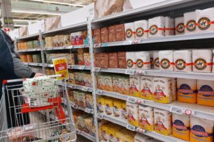 Festive table, new habits