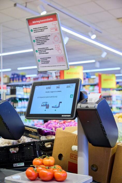 Mesterséges intelligencia a zöldség-gyümölcs pultnál – új vásárlási élményt tesztel a SPAR