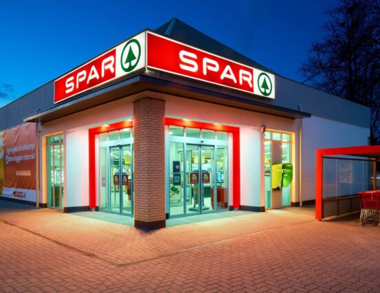 880 millió forintos beruházással újította meg három áruházát a SPAR
