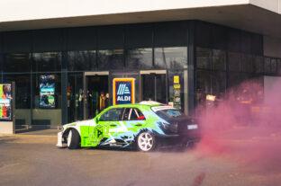 Ámon Olivér driftelt az ALDI parkolójában – reklám lett a vége