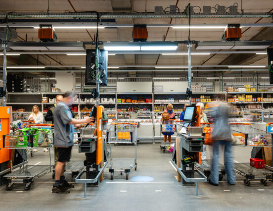 Más kiskereskedők számára is elérhető a Colruyt új, AI‑alapú kasszarendszere