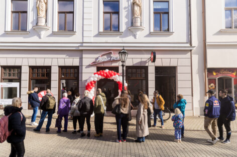 A renewed Pizza Hut has opened in the city center of Eger