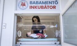 New baby-saving incubator helps to safely place newborns at the Heim Pál National Pediatric Institute