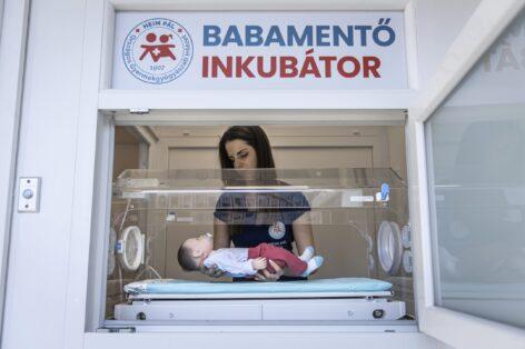 Új babamentő inkubátor segíti az újszülöttek biztonságos elhelyezését a Heim Pál Országos Gyermekgyógyászati Intézetben