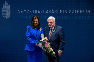 The head of Bridgestone’s Tatabánya factory was awarded the Hungarian Golden Cross of Merit