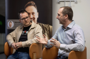 Százezrek dolgoznának többet a hagyományos kereteken kívül: nem a motiváció hiányzik, hanem a rugalmasság